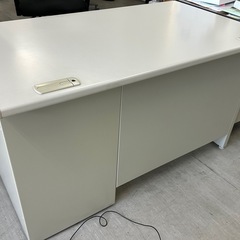 オフィス用　机　白 3個ありの画像
