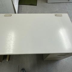 オフィス用　机　白 3個ありの画像