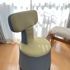 ニトリ 回転ゲーミングチェアチェアテーブル付きの画像