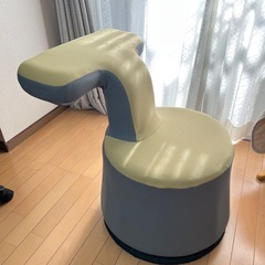 ニトリ 回転ゲーミングチェアチェアテーブル付きの画像