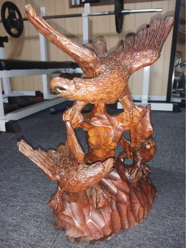 値下げしました‼️【木彫り】鷹の置物 一本木 彫刻 迫力ある縁起物 インテリア 開運 木製オブジェ