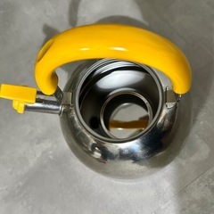 かわいい黄色いやかんの画像