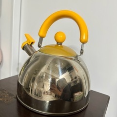 かわいい黄色いやかんの画像