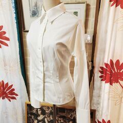 %GUCCI(グッチ) さすがのシルエット。隅々まで繊細に計算され尽くした美しいブラウス、いかがでしょうか？の画像