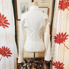 %GUCCI(グッチ) さすがのシルエット。隅々まで繊細に計算され尽くした美しいブラウス、いかがでしょうか？の画像