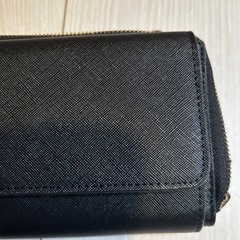 ①ジッパー付きのブラックショルダーバッグ、調節可能なストラップ付き。の画像