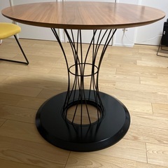 丸テーブル、椅子の画像