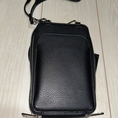 ②合成皮革製のブラックショルダーバッグ、カードポケットと小型財布付き。 の画像