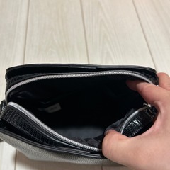 ③ストライプパターンの黒い合成皮革ショルダーバッグ、調整可能なストラップ付きのスクエアデザイン。 の画像