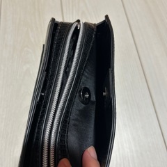 ③ストライプパターンの黒い合成皮革ショルダーバッグ、調整可能なストラップ付きのスクエアデザイン。 の画像