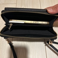 ②合成皮革製のブラックショルダーバッグ、カードポケットと小型財布付き。 の画像