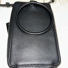 ②合成皮革製のブラックショルダーバッグ、カードポケットと小型財布付き。 の画像