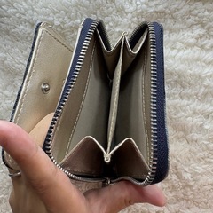 GUESS　二つ折り財布の画像