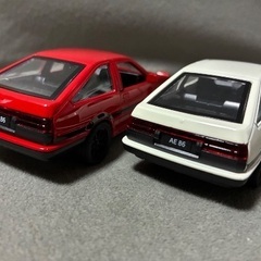  トヨタ スプリンター トレノAE86 白&赤 2台セットの画像