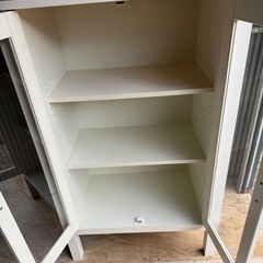 ガラス扉　キャビネット　キッチン収納の画像