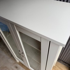 ガラス扉　キャビネット　キッチン収納の画像