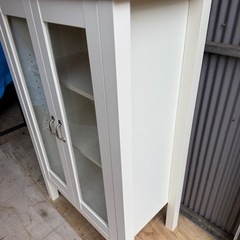 ガラス扉　キャビネット　キッチン収納の画像