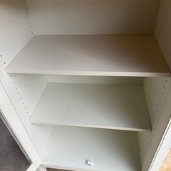 ガラス扉　キャビネット　キッチン収納の画像