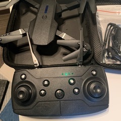 E88デュアルカメラドローン、ワンキーリターン機能付き、WIFI接続、高度保持機能、クアッドコプターの画像