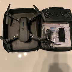 E88デュアルカメラドローン、ワンキーリターン機能付き、WIFI接続、高度保持機能、クアッドコプターの画像