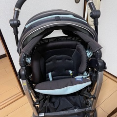 折りたたみ可能なCombiのベビーカーの画像