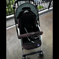 折りたたみ可能なCombiのベビーカーの画像