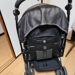 折りたたみ可能なCombiのベビーカーの画像