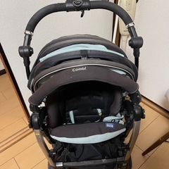 折りたたみ可能なCombiのベビーカーの画像