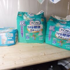未使用　男女兼用　大人用　おむつ　ライフリー 　うす型軽量パンツ 　Mサイズ　32枚入り　×　２　＝　64枚　おまけ付の画像