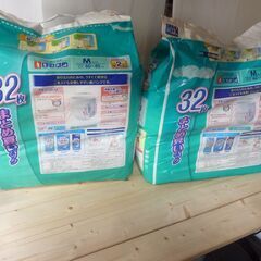 未使用　男女兼用　大人用　おむつ　ライフリー 　うす型軽量パンツ 　Mサイズ　32枚入り　×　２　＝　64枚　おまけ付の画像