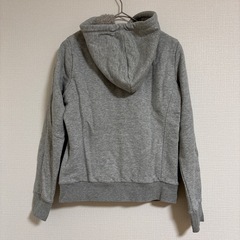 Mサイズ UNIQLO パーカー グレーの画像