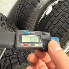 215/ 60/r17スタッドレスタイヤ4本セットの画像