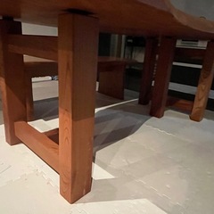 一枚板ダイニングテーブルの脚の画像