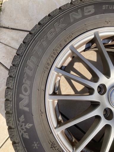 スタッドレスタイヤ　195/65R15 