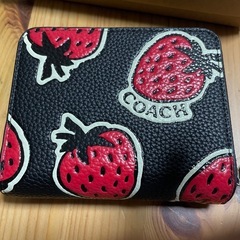 COACH コーチ いちご柄 二つ折り財布 ブラック ストロベリーの画像