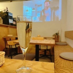 【アルバイト・パート】肉バル｢No.12｣のホールスタッフ（ディナータイム）／夜だけの4時間で学業やWワークとも両立可能！⭐週3日～OK！の画像