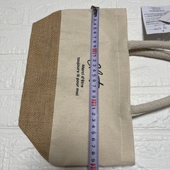 【新品】シンプルなデザインのハンドバッグの画像