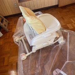 Combi ベビーチェア クリーム色の画像