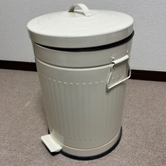 蓋付き　足踏み　ゴミ箱の画像