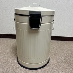 蓋付き　足踏み　ゴミ箱の画像