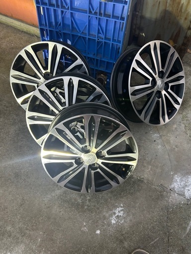 ダイハツ　カスタム車　純正15インチタイヤ
ホイール