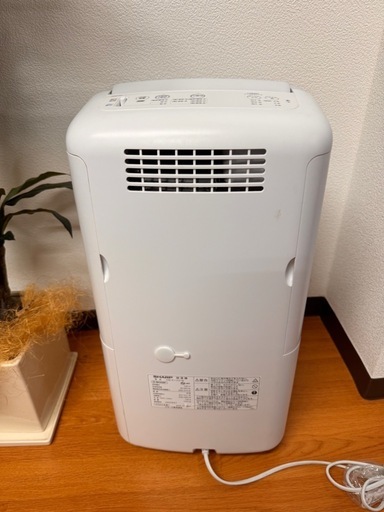 猛暑先取り！エアコンのない部屋でも移動して快適に過ごせますよ^_^冷風・美品・23年製 SHARP 除湿機 CM-R100-W 衣類乾