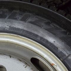 新品同様ｽﾀｯﾄﾞﾚｽﾀｲﾔ ダイナ・トヨエース2tで使用205/75R16 113/111L LT ﾌﾞﾘｼﾞｽﾄﾝ ﾌﾞﾘｻﾞｯｸW979 BRIDGESTONE TIRE BLIZZAK 冬ﾀｲﾔの画像