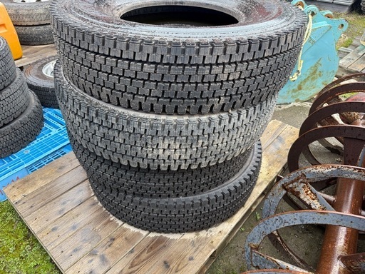 スタッドレスタイヤ8本セット！　9.00R20 14PR ほぼ新品