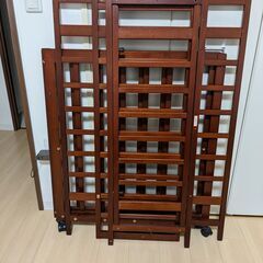 カトージのベビーベッドとアクセサリーの画像