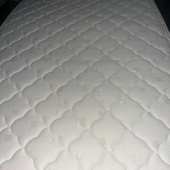 シングルベットフレームとマットレスの画像