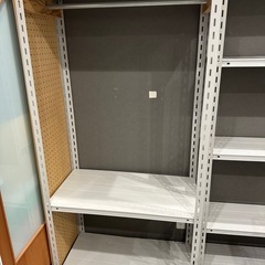  スチール製ハンガーラック付き収納棚の画像