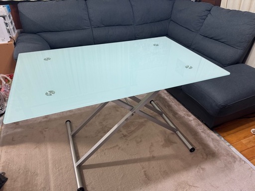 ガラスのテーブル(高さ調整可能)