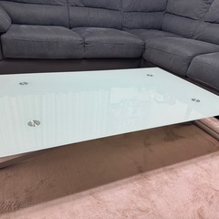 ガラスのテーブル(高さ調整可能)
の画像