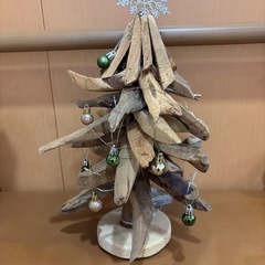 クリスマスツリーと鳥の画像